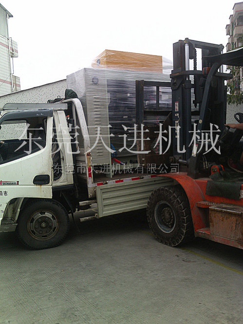 半自動釘箱機搬運中